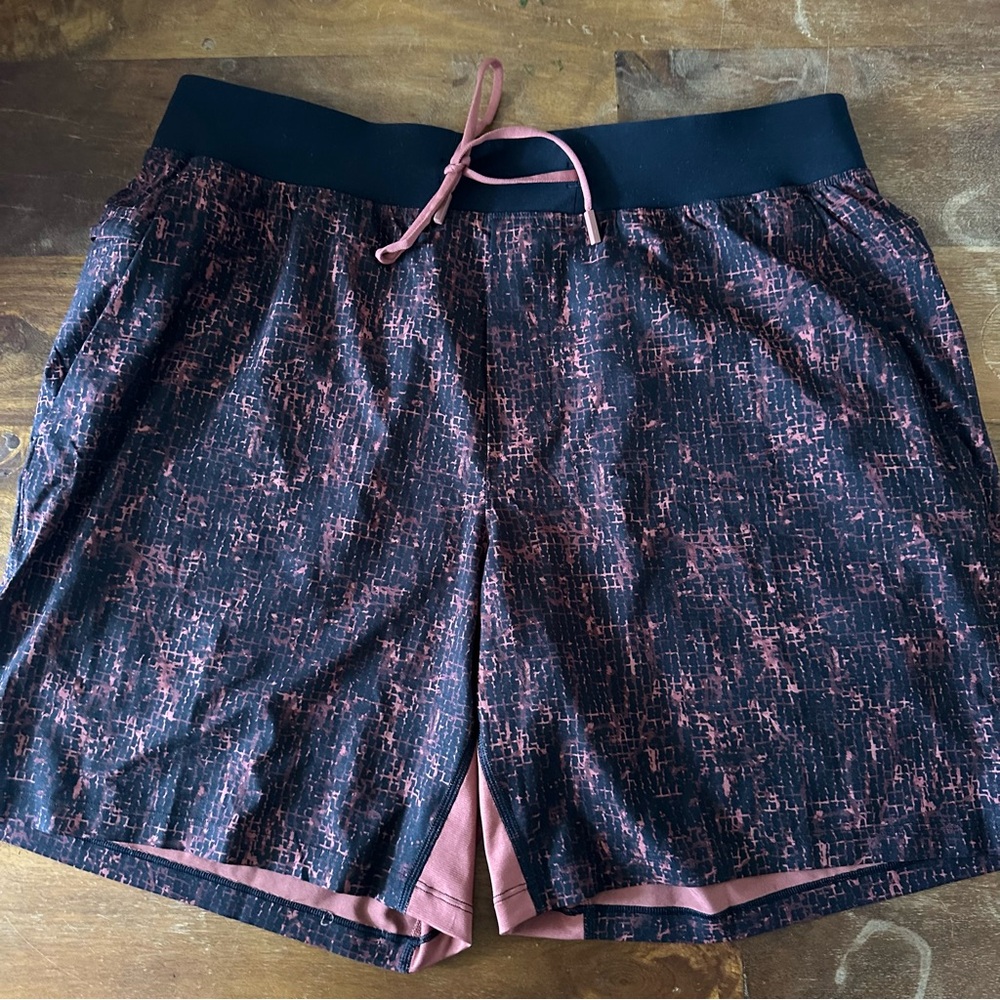 Lululemon T.H.E. athletic shorts black brown/red pattern men’s size XL‎